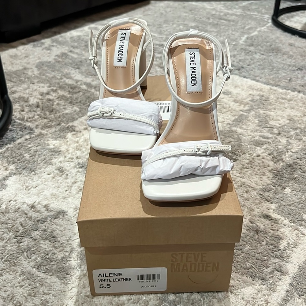 NWT White Ailene Steve Madden Heeled Sandal (Size 5.5)
